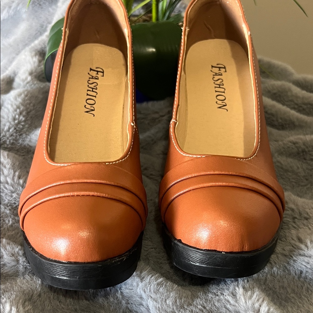 Mary Janes Tan Platform Mid Heels NWOT retail $39 - Picture 3 of 5